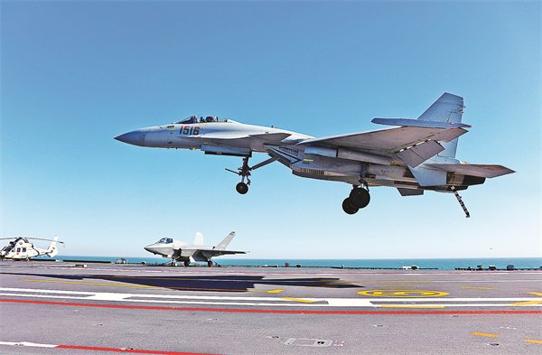中国海军歼-15T舰载战斗机在福建舰阻拦着舰。李唐 摄