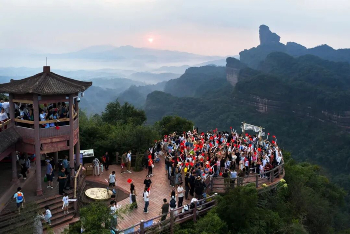丹霞山景区。图片来源：丹霞山旅游