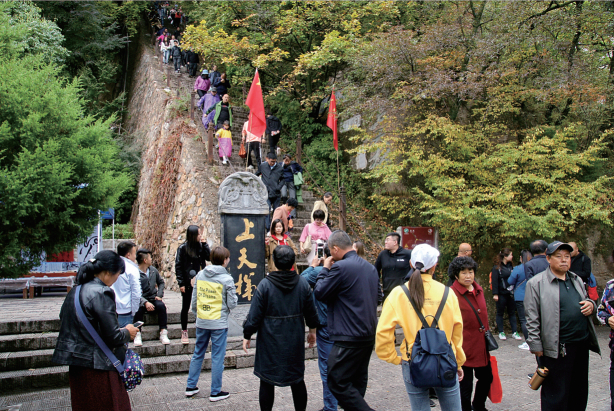 游客打卡崆峒山上天梯 徐振华 摄