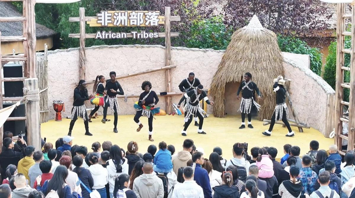 游客观看互动演出