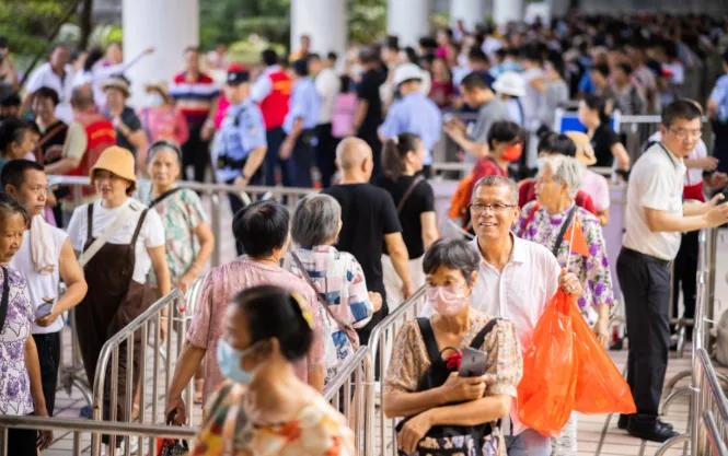 市民游客有序进入机关食堂就餐体验。周焯杰摄