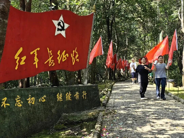 “重走长征路 奋进新征程”红色主题徒步活动在乐昌市龙王潭景区举行。图片来源：乐昌发布
