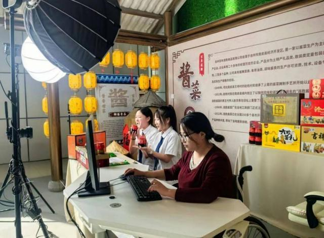 （电商人才孵化基地直播带货实训摄影/于玉金）