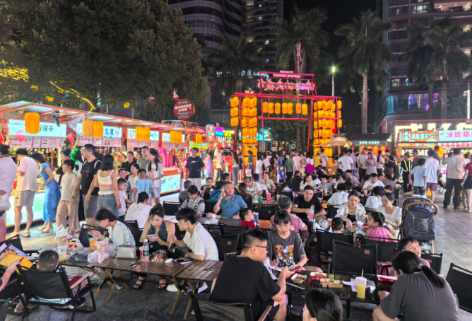 佛山创意产业园的美食摊位人声鼎沸。黄佳慧摄