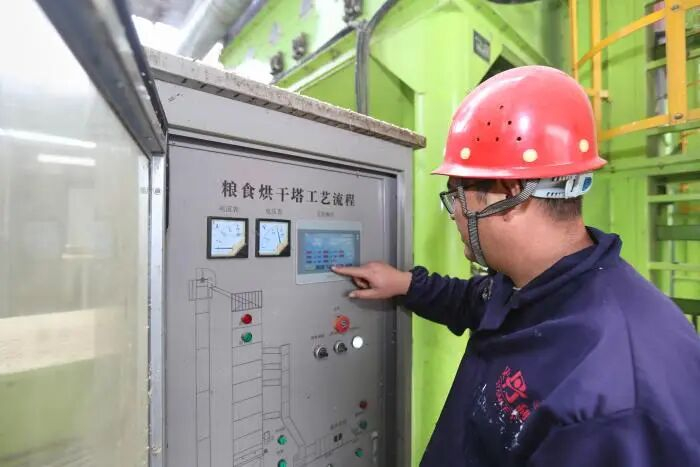 10月7日，山东盛源种业有限公司技术员在调试大型粮食烘干设备数据信息。记者 郭志华 摄