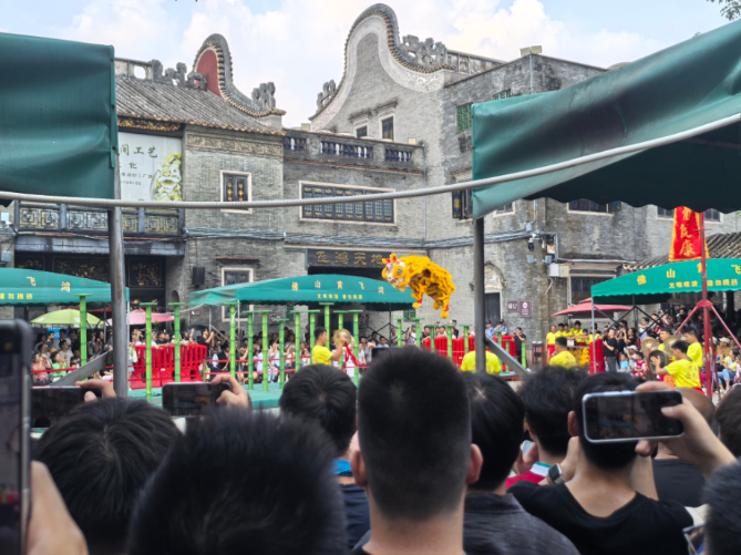 市民游客在祖庙观看舞狮表演。黄佳慧摄