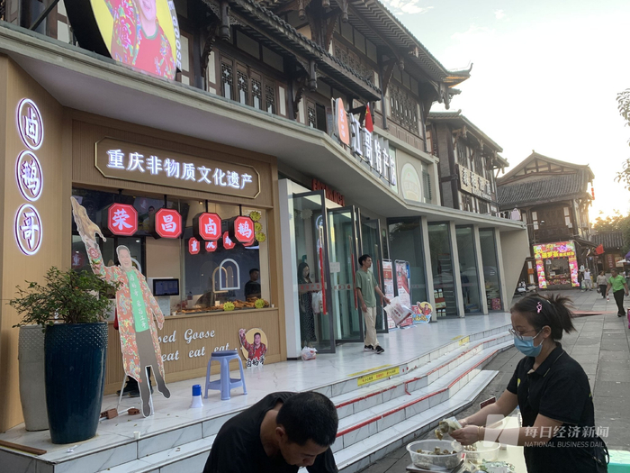 夏布小镇的特产馆门口 图片来源：每经记者 蔡鼎 摄