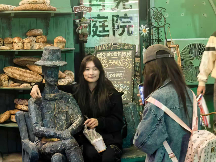 游客在肖克庭院打卡拍照