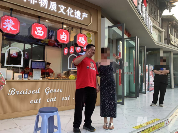 仍偶尔有游客找“卤鹅哥”合影 图片来源：每经记者 蔡鼎 摄