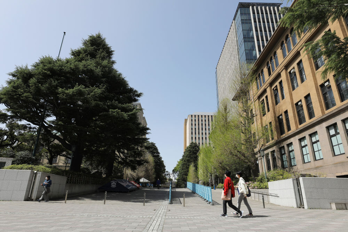 这是2021年3月31日在日本东京拍摄的早稻田大学早稻田校区正门。新华社记者 杜潇逸 摄
