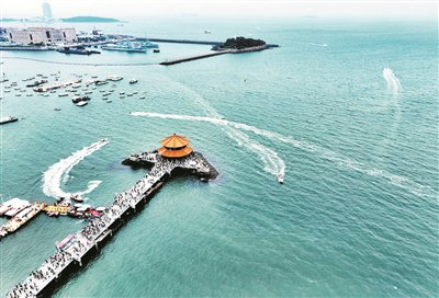 国庆中秋假期伊始，栈桥景区迎来陆上、海上大客流。 王 雷 摄