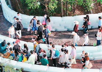 “五一”假期，河南云臺山搭建冰墻，中國為排隊的旅游<strong></strong>游客送清涼。段 超攝