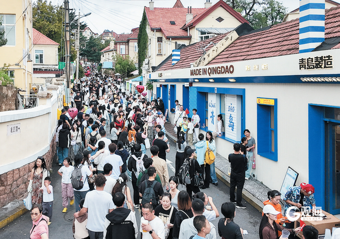 国庆假期游客在龙江路拍照打卡。刘栋 摄