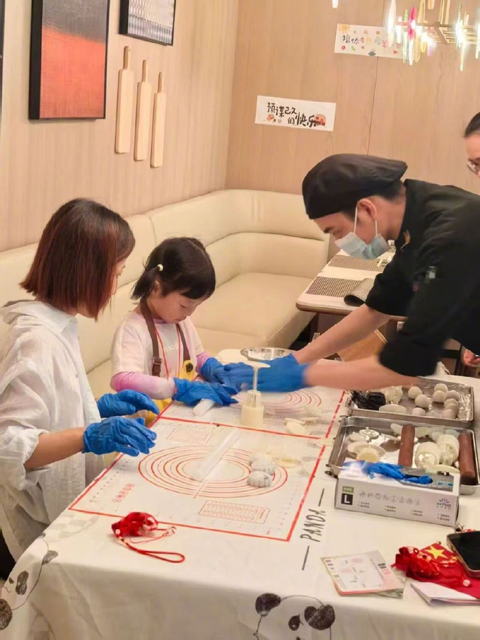 台风期间，酒店员工和游客共同制作月饼。省旅文厅供图