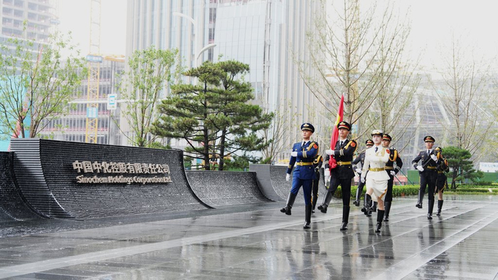 10月9日，中国中化控股有限责任公司举行入驻雄安总部大楼升旗仪式。雄安传媒中心供图