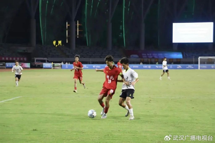 湖北男足U16队在比赛中