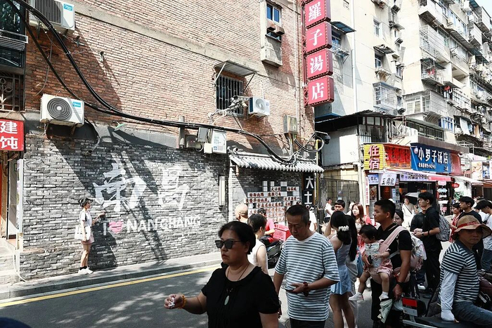 2025年10月1日，江西南昌大士院街区的游客。图/视觉中国
