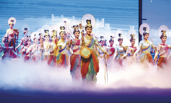 国庆之夜经典舞剧《丝路花雨》在环县演出。 庆阳融媒记者 郭海霞 摄