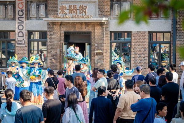 大连东关街的特色演出吸引年轻群体聚集 供图 大连市商务局