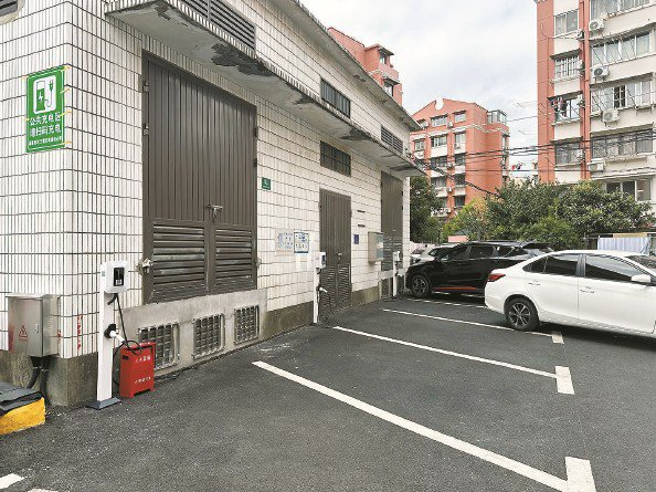             充电桩一应俱,并全配备灭火设备  季晟祯  摄          