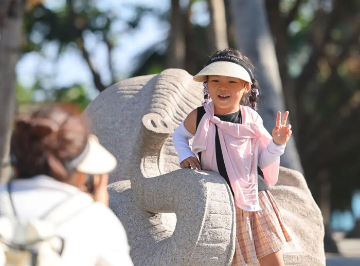 10月8日，家长带着孩子在海南三亚南山文化旅游区游玩。新华社发（陈文武摄）