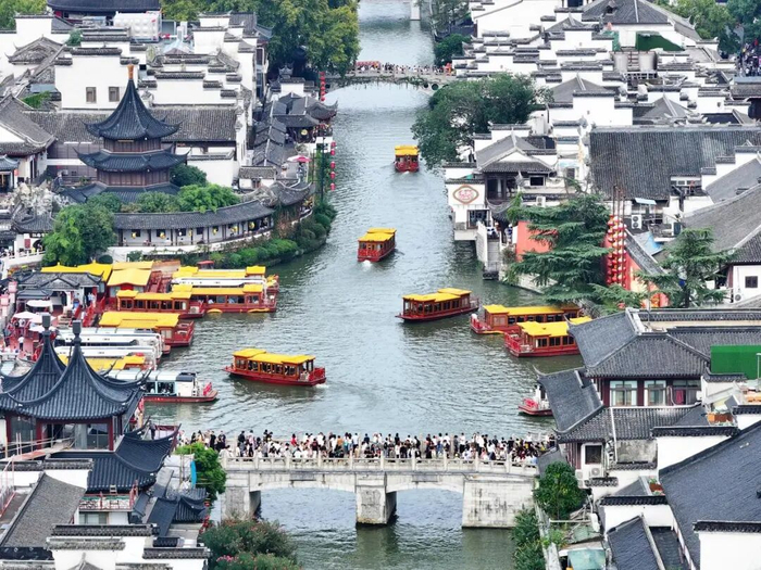 10月1日，游客在南京夫子庙景区游览（无人机照片）。新华社发（刘建华摄）
