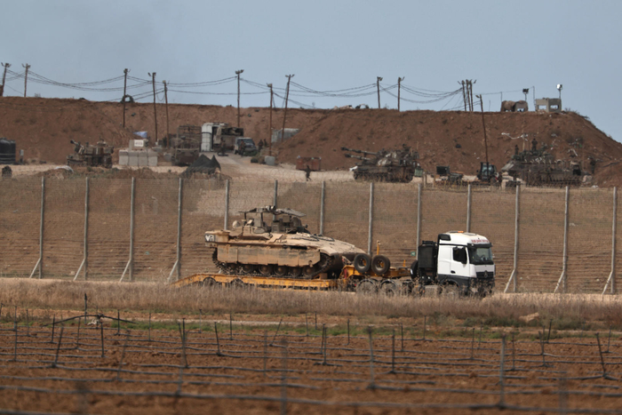 ▲10月9日，一輛卡車搭載以軍裝甲車輛從加沙地帶撤離