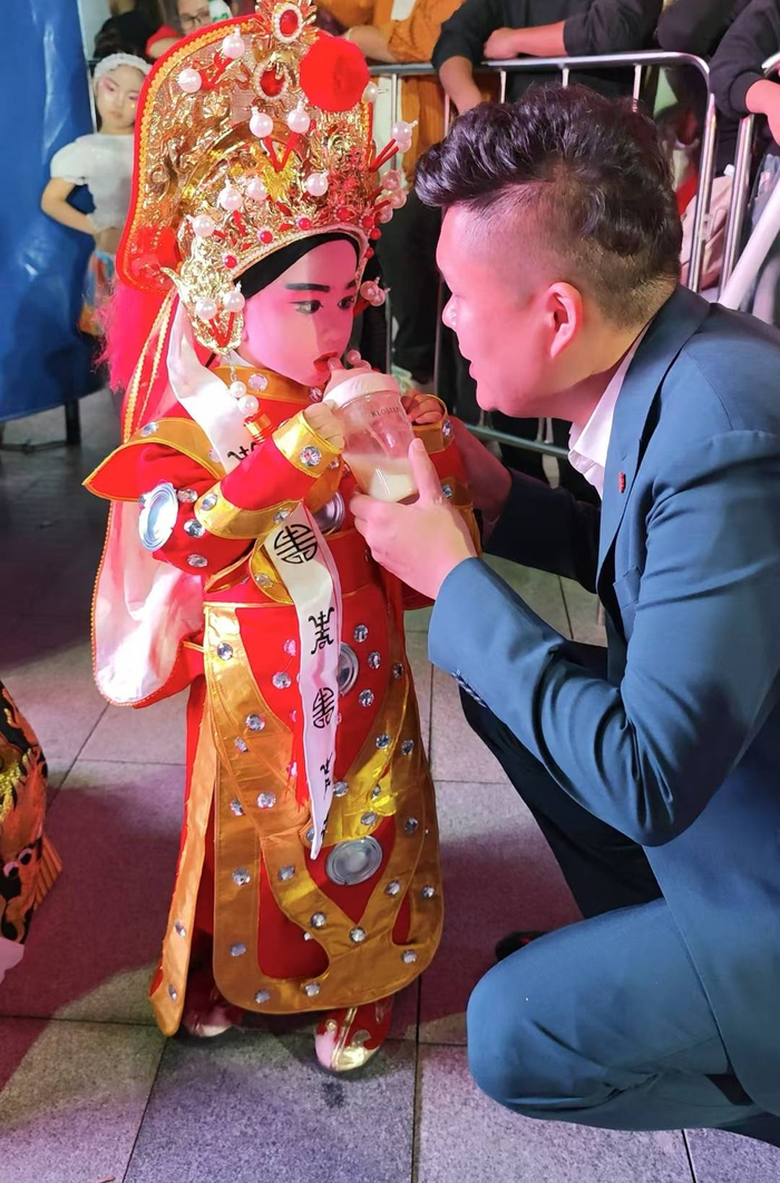 “花木兰”上台前先喝奶，萌翻了（视频截图）