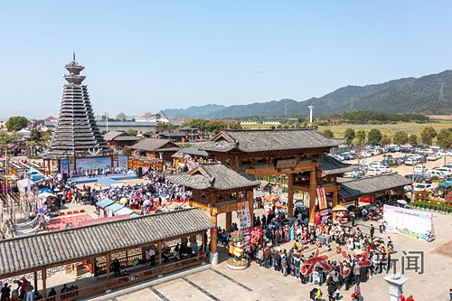 　　3月22日，峡江县金坪民族乡“金坪花朝会村晚潮玩季”少数民族民俗文化活动火热举行，现场热闹非凡。本报全媒体记者吴福清摄