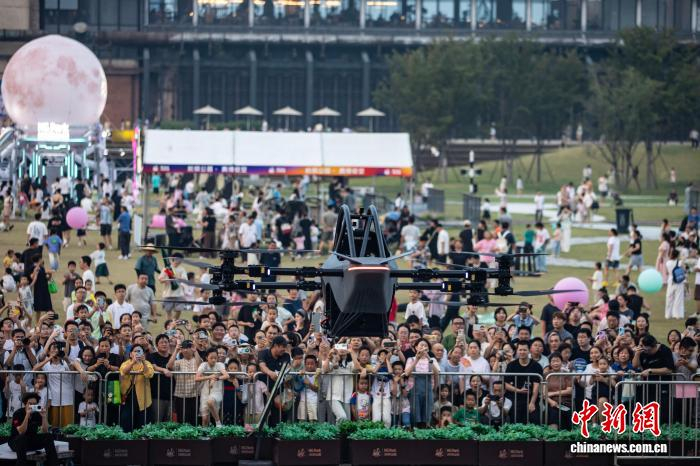 10月7日，浙江杭州，游人在杭州大运河杭钢公园观看飞行器飞行表演。吴君毅 摄