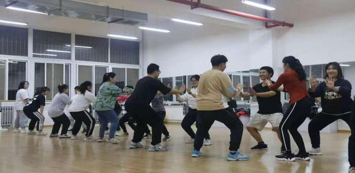 减脂塑形课上，学生在老师指导下运动。西北农林科技大学/供图