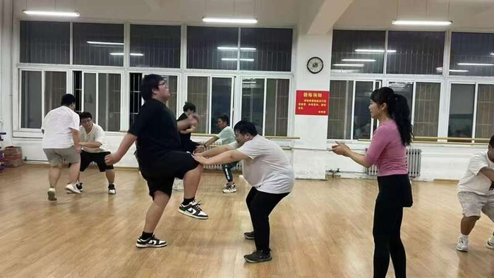 教师王艳（右）鼓励超重学生运动锻炼。西北农林科技大学/供图