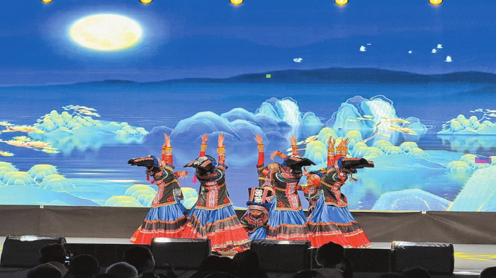 昭通市举行2025“庆国庆 迎中秋”群众文艺展演。通讯员 马礼琼 摄