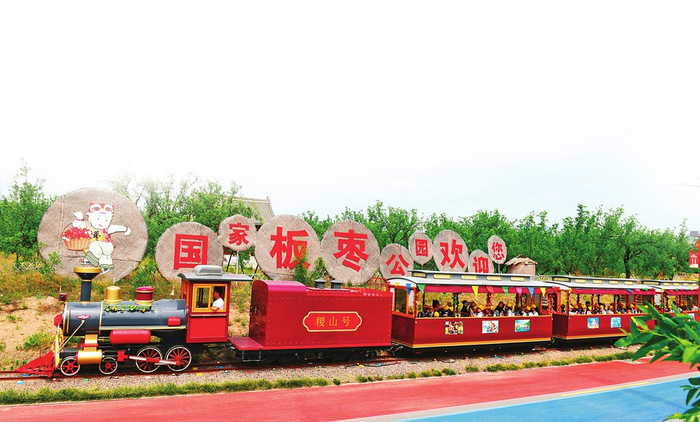 满载游客的小火车在国家板枣公园里穿行。