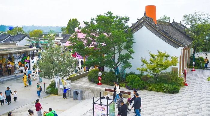 10月7日，游客在河南省洛阳市孟津区朝阳镇卫坡村的魏坡新序项目休闲游玩。新华社发（黄政伟摄）