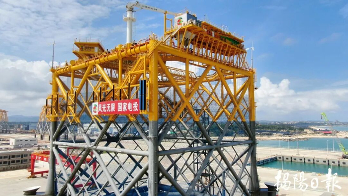 国家电投重型网箱平台整装待发。