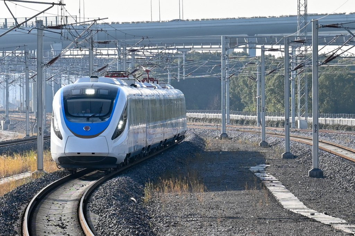 2024年12月20日，上海，市域机场线列车正在驶入虹桥2号航站楼站。澎湃新闻记者 朱伟辉 图