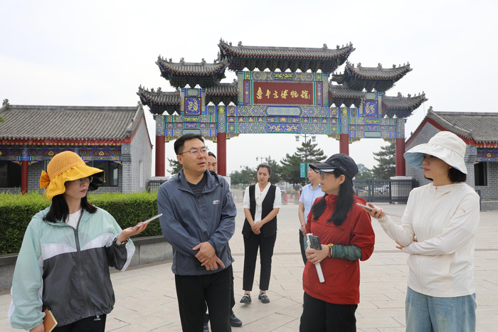宁城县辽中京博物馆馆长宫相才介绍辽中京遗址保护情况。