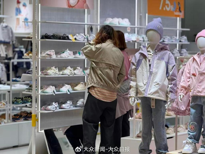 家长在济南某商场童鞋专卖店为孩子选购童鞋