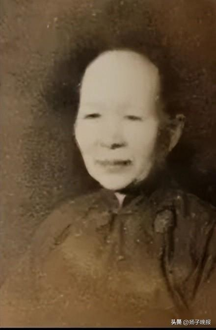 幸存者身份证明上，唐复龙母亲的照片