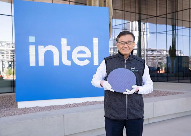▲英特尔CEO陈立武在亚利桑那州工厂外捧起Panther Lake CPU tile的晶圆