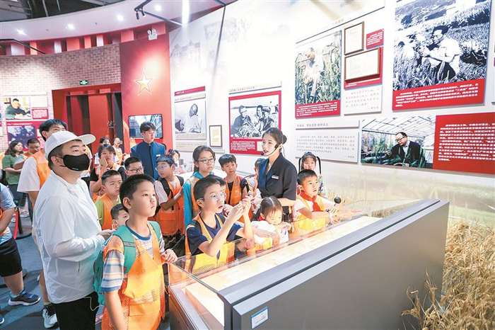 图为青少年在中国科学家博物馆参观，了解老一辈科学家的事迹，体会科学家精神的时代内涵。 图片来源：视觉中国