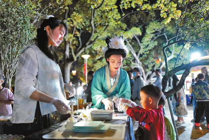 游客在翠湖公园体验手工月饼制作。云南日报记者 陈飞 王毅 胡妤雅 摄