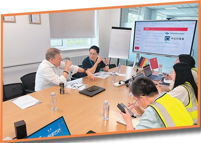 青島自貿片區(qū)知識產權服務專員向企業(yè)德國總部相關負責人講解知識產權保護方案。石 蕾攝