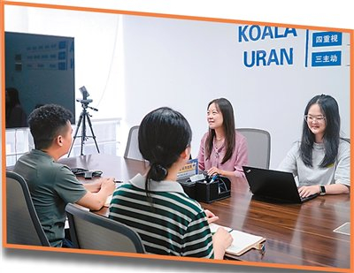 成都市場監(jiān)管工作人員向企業(yè)講解知識產權方面的惠企利企政策。陳思君攝