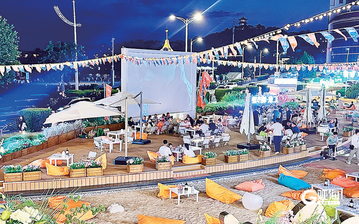 第一海水浴场打造的汇泉·城市地带，已经成为西部老城区的时尚浪漫基地。贾臻 摄