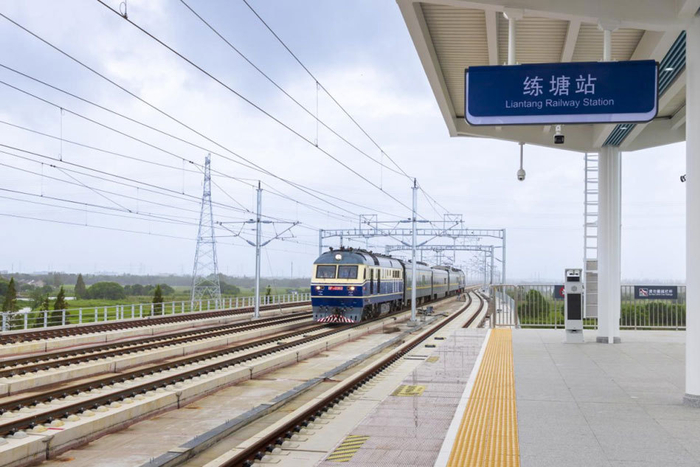 2024年9月19日，沪苏湖高铁联调联试试验列车驶过练塘站。李昶  摄
