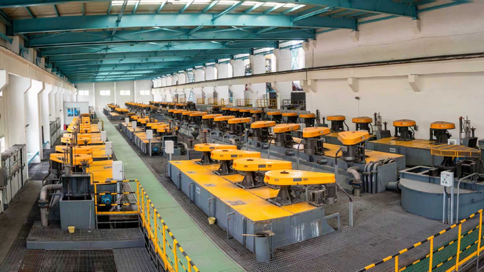 图为：彝良驰宏选矿厂浮选车间（彝良驰宏供图，李元辉摄）