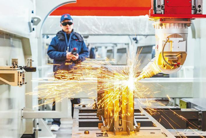 华工科技智能制造产业园内，技术人员正在调试激光设备。（湖北日报全媒记者 薛婷 摄）