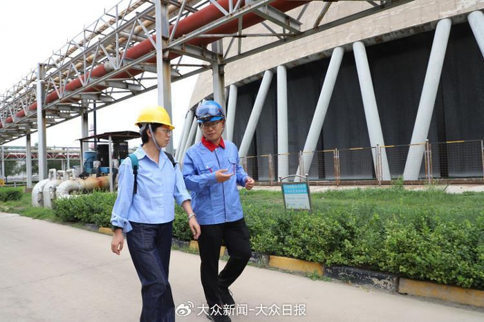 王建波（右）向记者介绍他在滨州绿能热电有限公司顶岗实习的情况